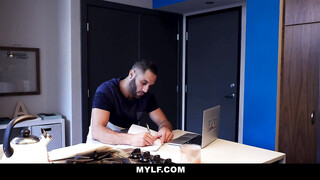 Fullos világos szőke milf a konyhában meghágva