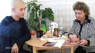 Magányos háziasszony és a tini csávó