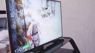 Gamer hölgyemény konzolozás helyett pélót kap