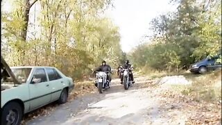 Világos Szőke puncit basznak meg a motoros pasik