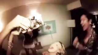 Tini csajszi a nevelő testvérén lovagol