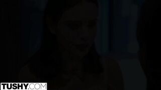 Lana Rhoades seggét egy néger hapsi dugja