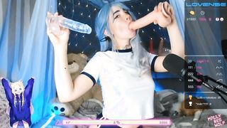 Tini spiné két műbrét szop