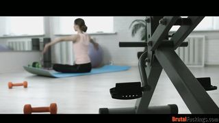 Jogázó tini bigét szexel hátsó bejáratba az edő