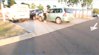 Fiatal mami a parkolóban kúrel