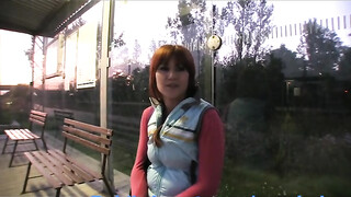 Lucy a buszmegállóban szexel