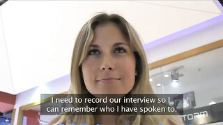 Jennifer pénzért a autóban közösül