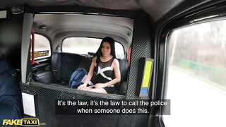 Ázsiai vékony tini hölgyemény a taxiban dug