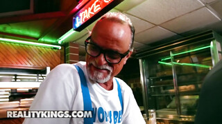 Reality Kings - Sadie Pop a kurva tini csaj