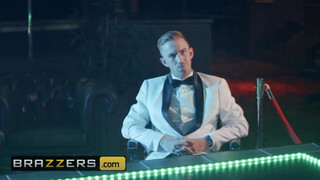 Brazzers - Blanche Bradburry hatalmas kárót kap a análjába