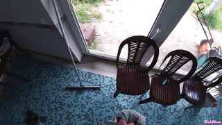 Tetovált orosz tini hölgyemény a medencénél baszik