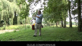 Oldje - Vén csávó dugja a tini picsát