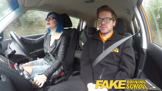 Fake Driving School - kékhajú lány popsiba akarja