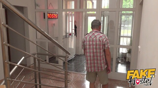 Fake Hostel - Fiatal turista bige punciba kefélve