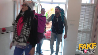 Fake Hostel - Kolumbiai csajszi a pasija előtt dug