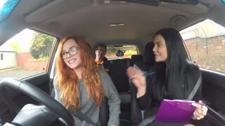 Fake Driving School - kicsike vörös kiscsaj eltereli az oktató figyelmét