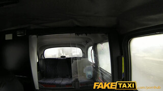FakeTaxi - kitetovált csaj meghágva a hátsó ülésen