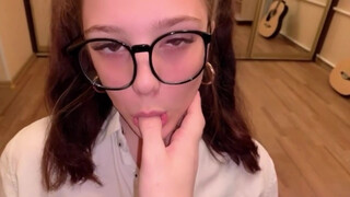 18 éves sulis hölgyemény és a hatalmas nyeles aszpirin