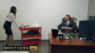 Brazzers - Ella Knox az óriás csöcsű latin amerikai spiné