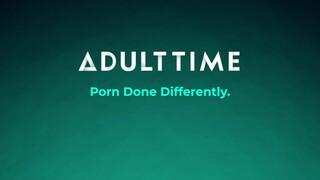 ADULT TIME - méretes csöcsű világos szőke méretes tőgyes barnával ollózik és kúrel