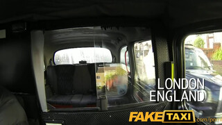 FakeTaxi világos szőke csajszit nem nagyon zavarja az idősebb bőrös virsli