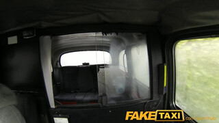 FakeTaxi félénk kisasszony extra pénzt szerez