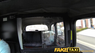 FakeTaxi bombázó kiscsaj engedi hátsó bejáratba is