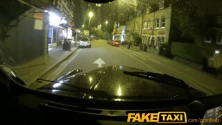 FakeTaxi utcán álló kiscsaj szeret szopni
