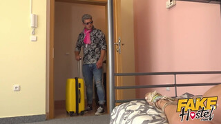 Fake Hostel szűk pinájú olasz kiscsaj és kettő fütykös