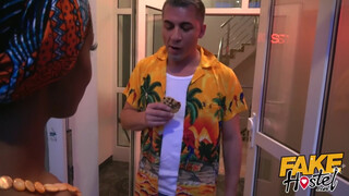 Fake Hostel afrikai nőci és egy latin amerikai bula közösen