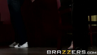 Brazzers - Keiran Lee egyszerre basz meg dupla hölgyeményt