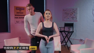Brazzers - Ella Hughes muffjában a hatalmas bájdorong