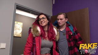 Fiatal nőci kikezd a szobatársával - Fake Hostel