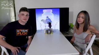 Tini kicsike keblű kiscsaj és a tetovált hapsi - Hot Guys Fuck