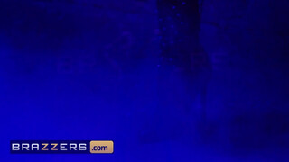 Brazzers - Cherie Deville hátsó bejárata is megdöngetve