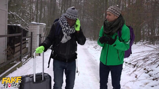Méretes cickós tini kisasszony és a turista srácok - Fake Hostel