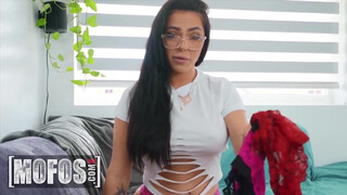 Mofos - Mj Fresh a bombázó hatalmas kannás tini