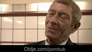 Magyar pornószínész csajszi szexel idős manussal - Oldje