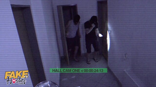 Tini spinét kúrnak a rabló srácok - Fake Hostel