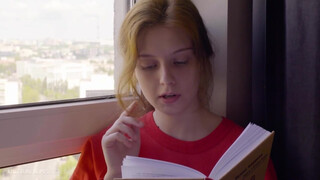 ULTRAFILMS - fullos tini picsa begerjed egy könyvre