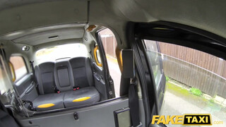 Fake Taxi - Érett nő bekúrva a hátsó ülésen