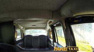 FakeTaxi - Chelsey Lanette a méretes didkós szöszi