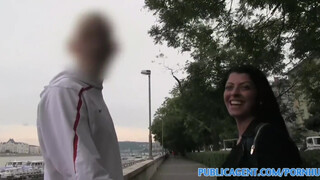 PublicAgent - Vivien Bell a szexy kokeró nőci