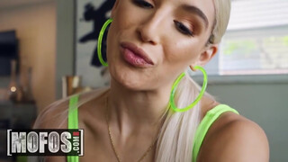 MOFOS - Abella Danger szőrös picsája megdugva