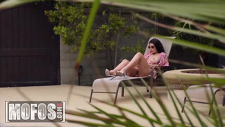 MOFOS - LaSirena69 a méretes tőgyes brazil nőci