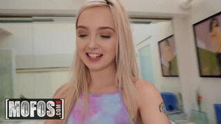MOFOS - Lexi Lore keményen popóba rakva