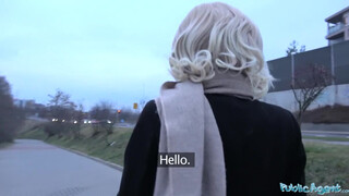 Public Agent - világos szőke barna kiscsaj és a vastag cerka