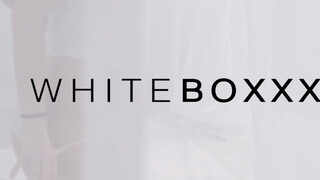 WhiteBoxxx - selymes bőrű fekete hölgyemény