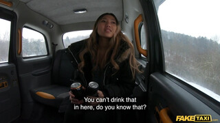 Fake Taxi - May Thai bekapja a taxis méretes faszát