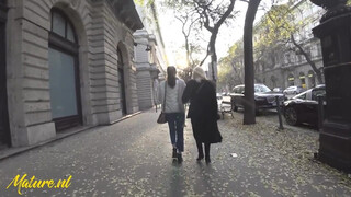 56 éves nő és a tini csajszi
